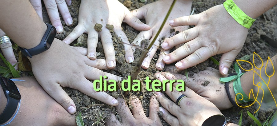 Dia da Terra | Podemos adiar o fim do mundo? ALT: Mãos na terra para oficina de plantio no Acampamento Aruanã